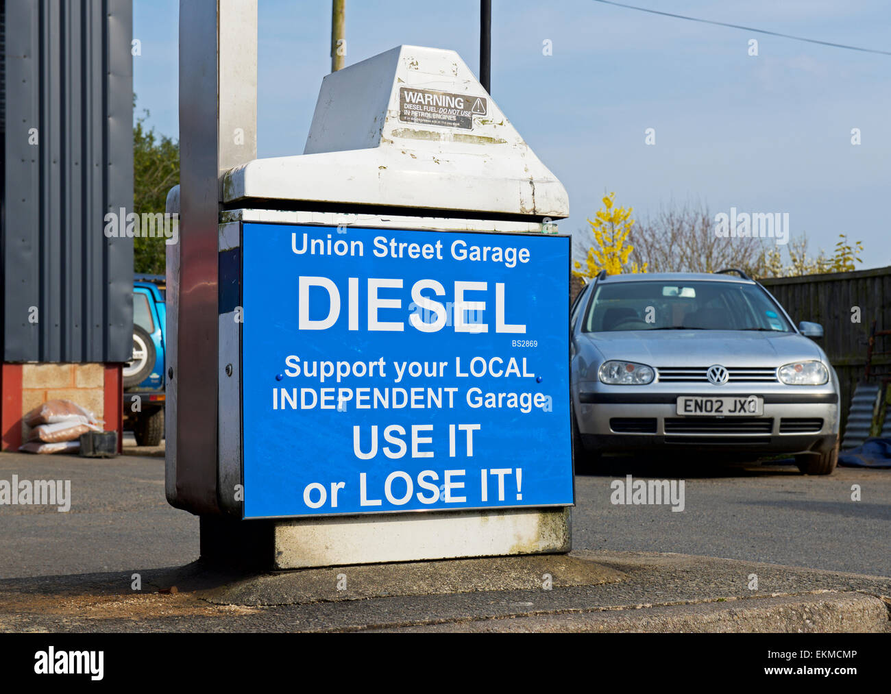 Segno sulla pompa di benzina nel castello dei vescovi, Shropshire, Inghilterra, Regno Unito Foto Stock