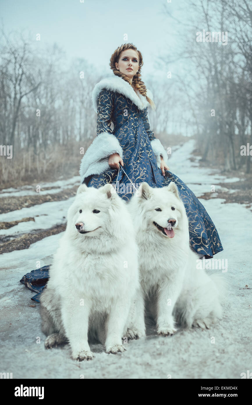 La donna sulla passeggiata invernale con un cane Foto Stock