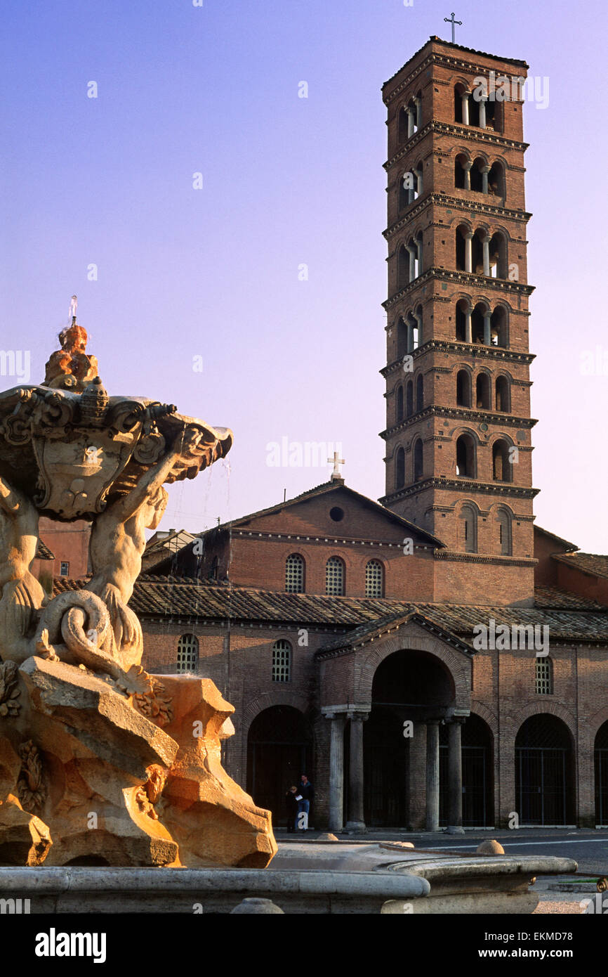 Italia, Roma, Fontana dei Tritoni e basilica di Santa Maria in Cosmedin Foto Stock
