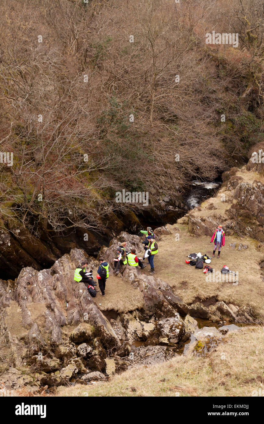 Gli studenti universitari su un campo Geografia viaggio, North Yorkshire Dales National Park, England Regno Unito Foto Stock