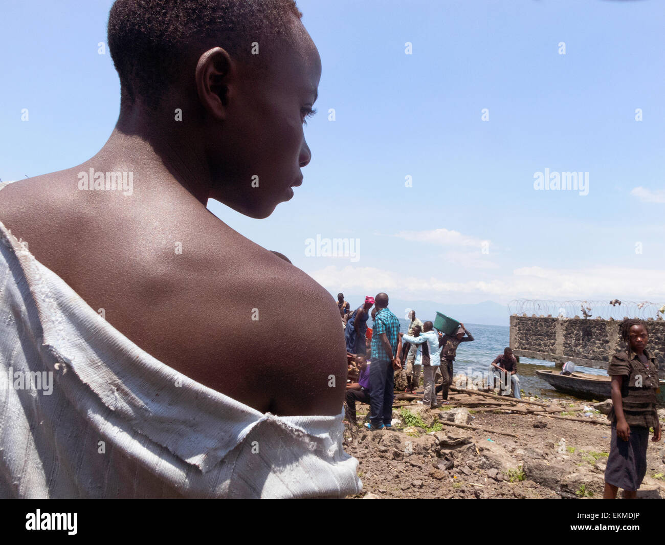 Un africano donna congolese sulla riva del lago Kivu a Goma nella Repubblica democratica del Congo ( RDC ), Africa Foto Stock
