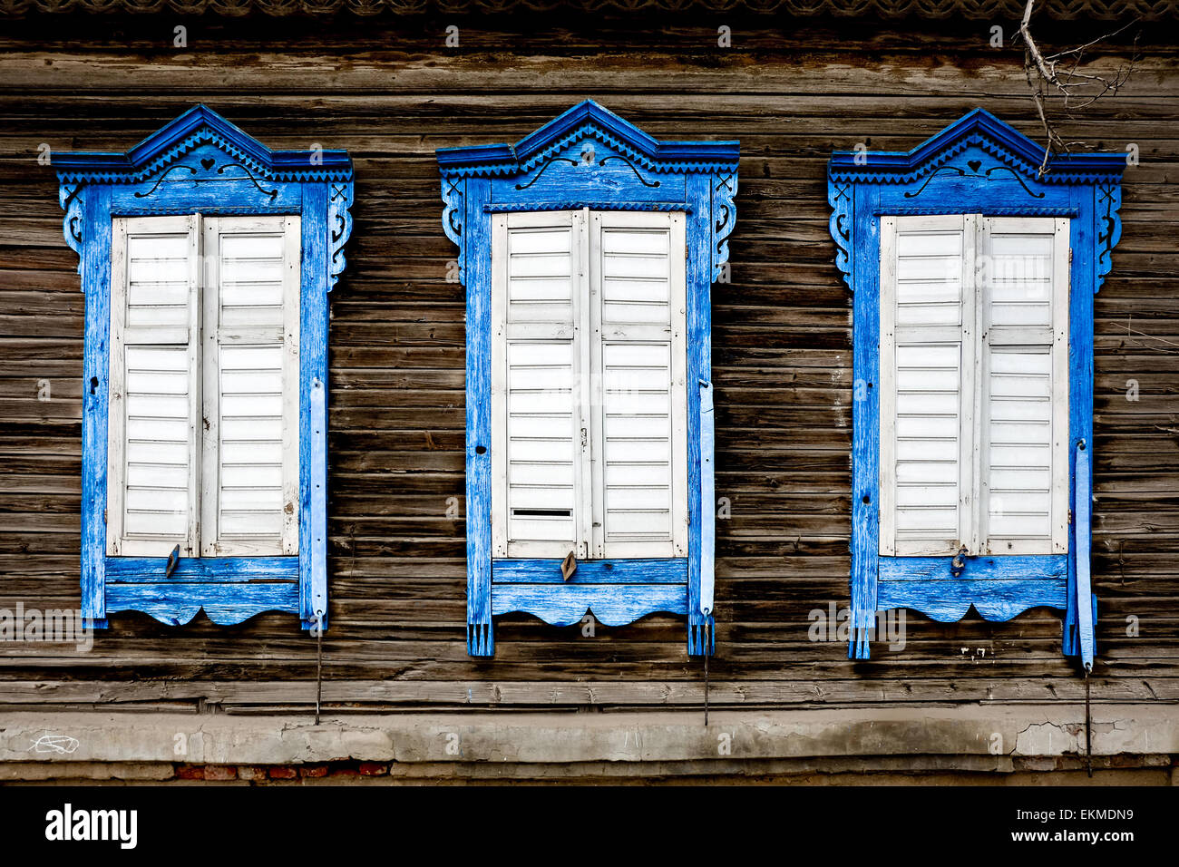 Tre vecchia finestra in legno. Russo in stile tradizionale Foto Stock