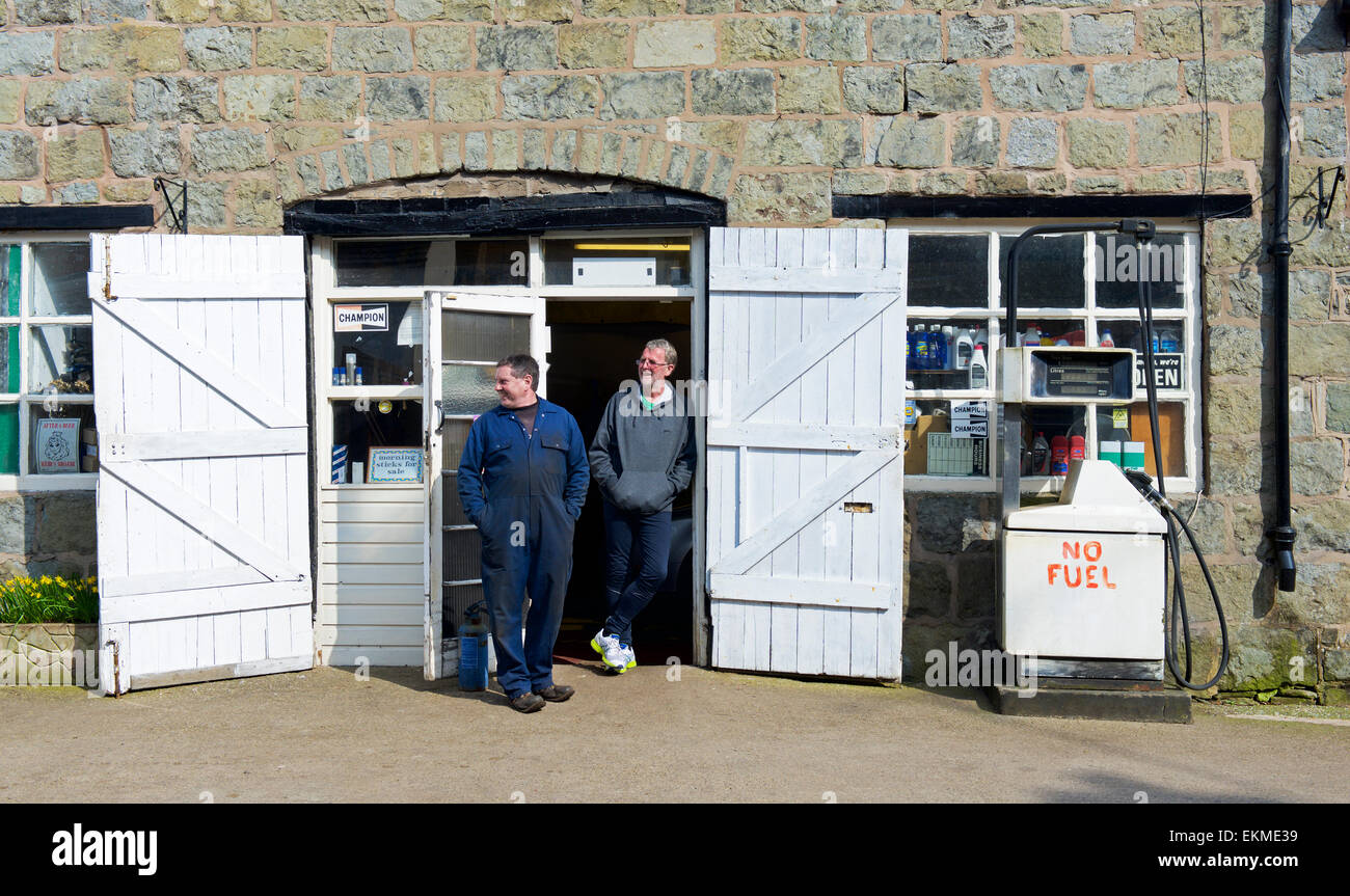 Stazione di benzina in Montgomery, Powys, Wales, Regno Unito, con il segno sulla pompa benzina: Nessun carburante Foto Stock