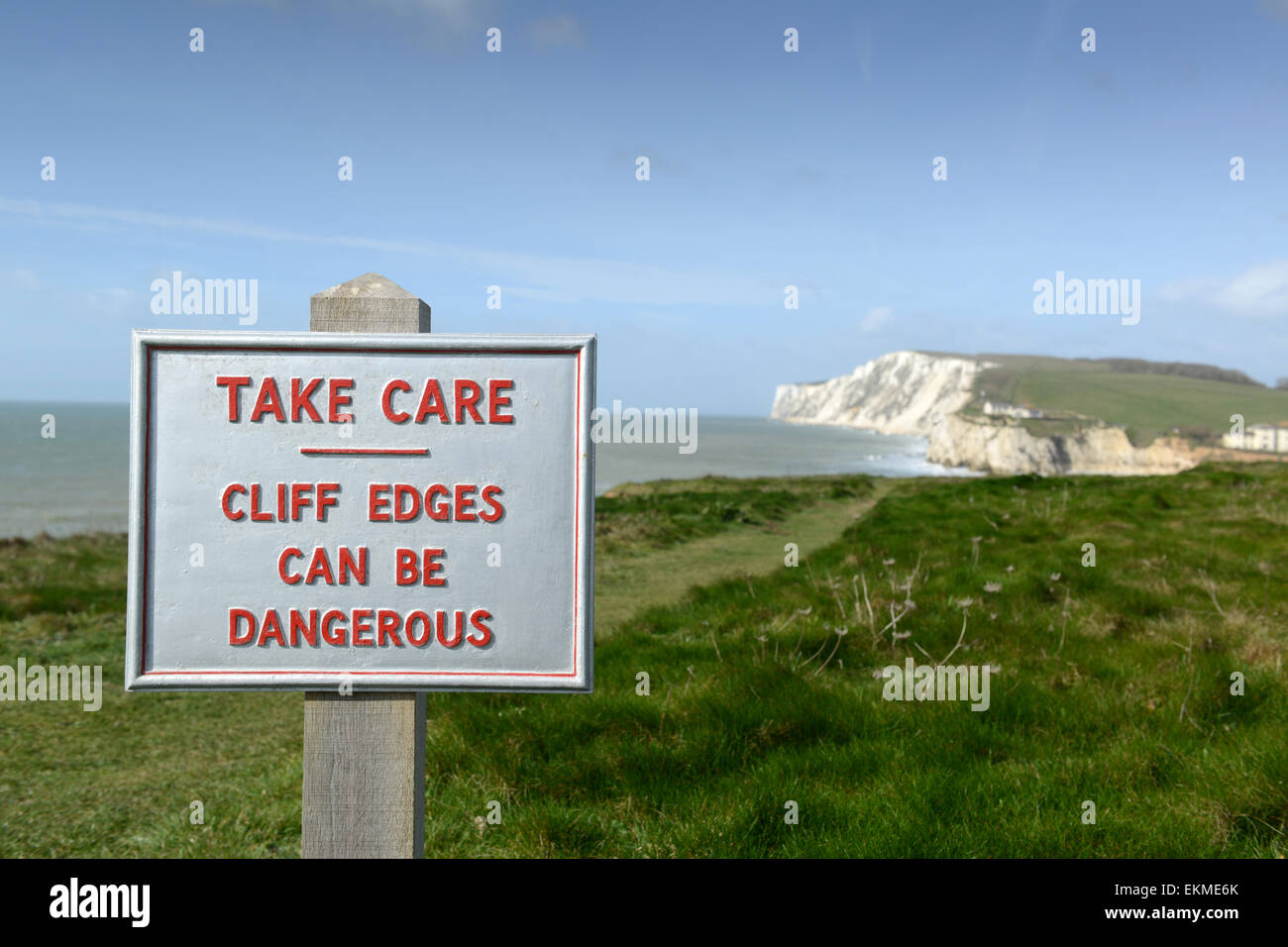 Isola di Wight litorale costiero il percorso a piedi cammina sopra la baia di acqua dolce cliff edge pericolo cartello segnaletico regno unito Foto Stock