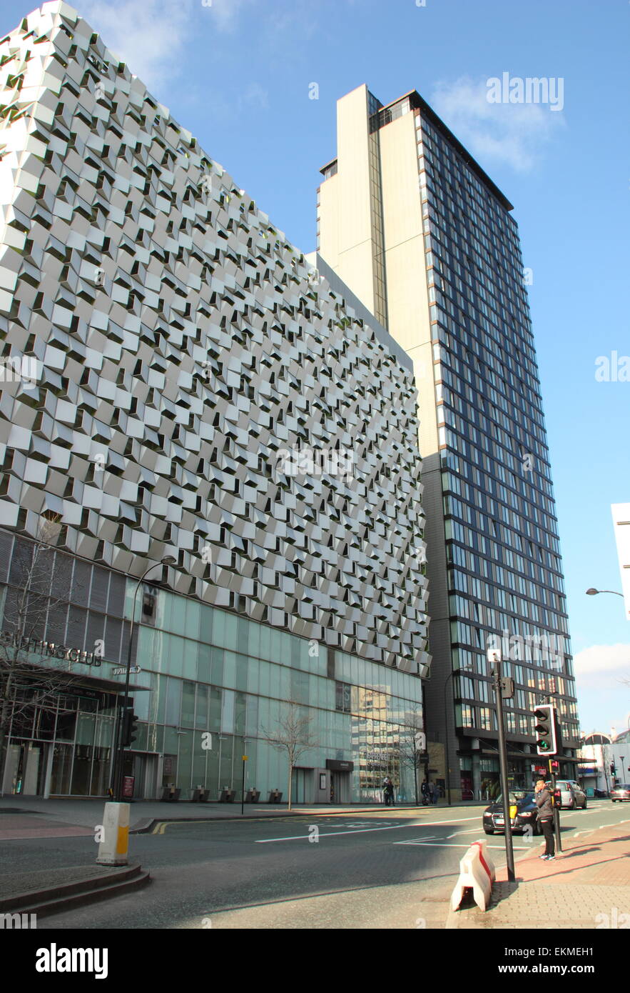 Sheffield, su Charles Street car park edificio, soprannominato il "cheesegrater' da locali grazie al suo rivestimento in acciaio cubo aggettante esterno Foto Stock