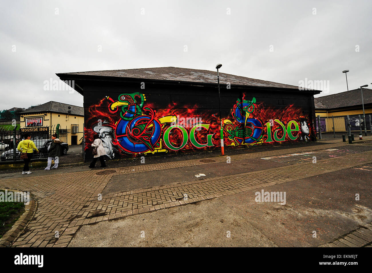 Una parete murale nel Bogside, Derry, Londonderry con design celtica e script. Foto Stock