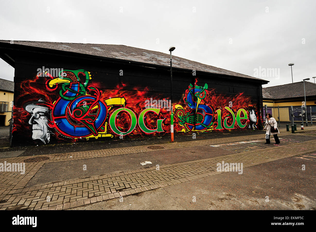 Una parete murale nel Bogside, Derry, Londonderry con design celtica e script. Foto Stock