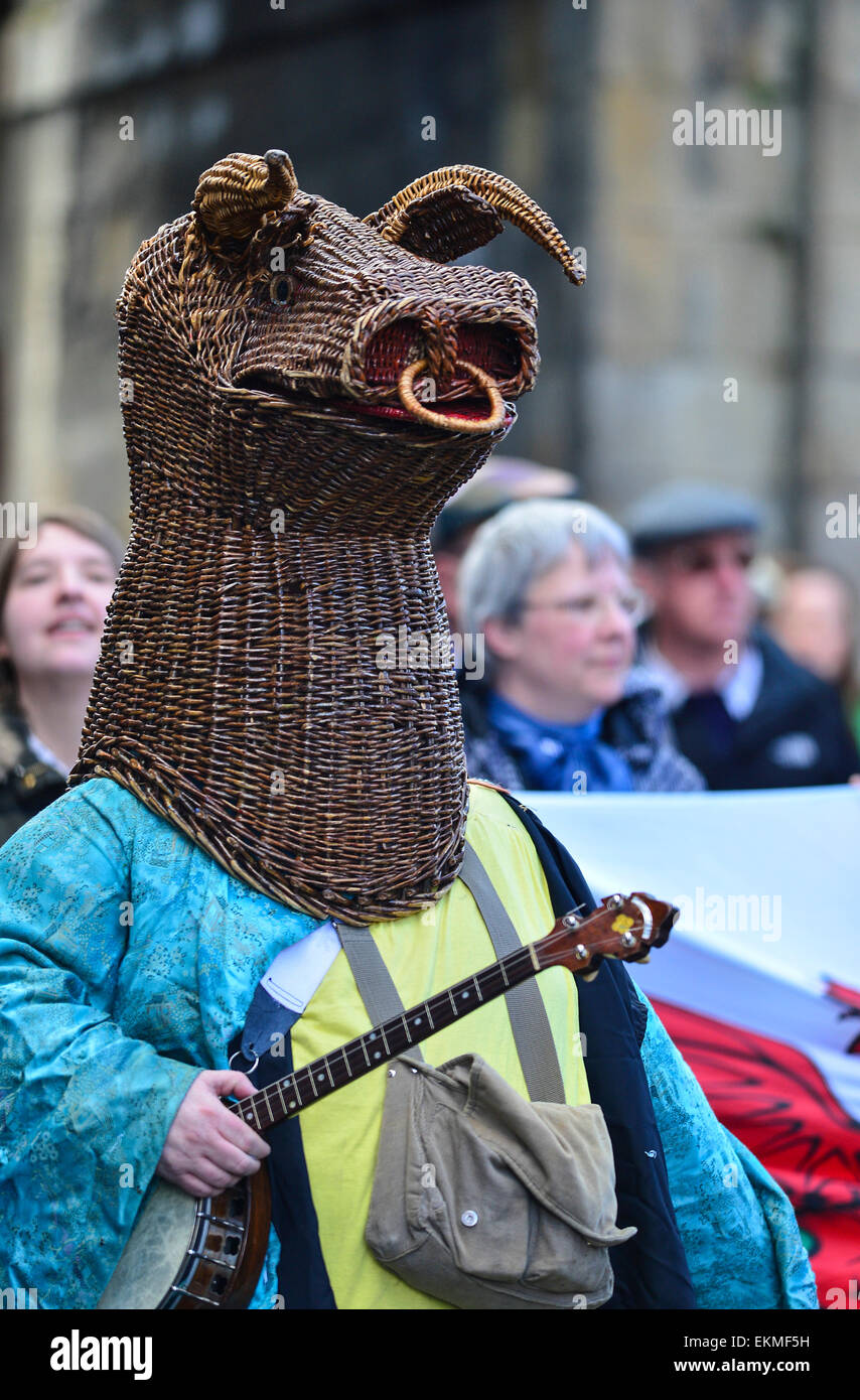L'Armagh Rhymers (Mummers) eseguire il loro unico mumming irlandese presso la quarantaquattresima Pan nazioni celtiche Festival in Londonderry (Derry). Foto Stock