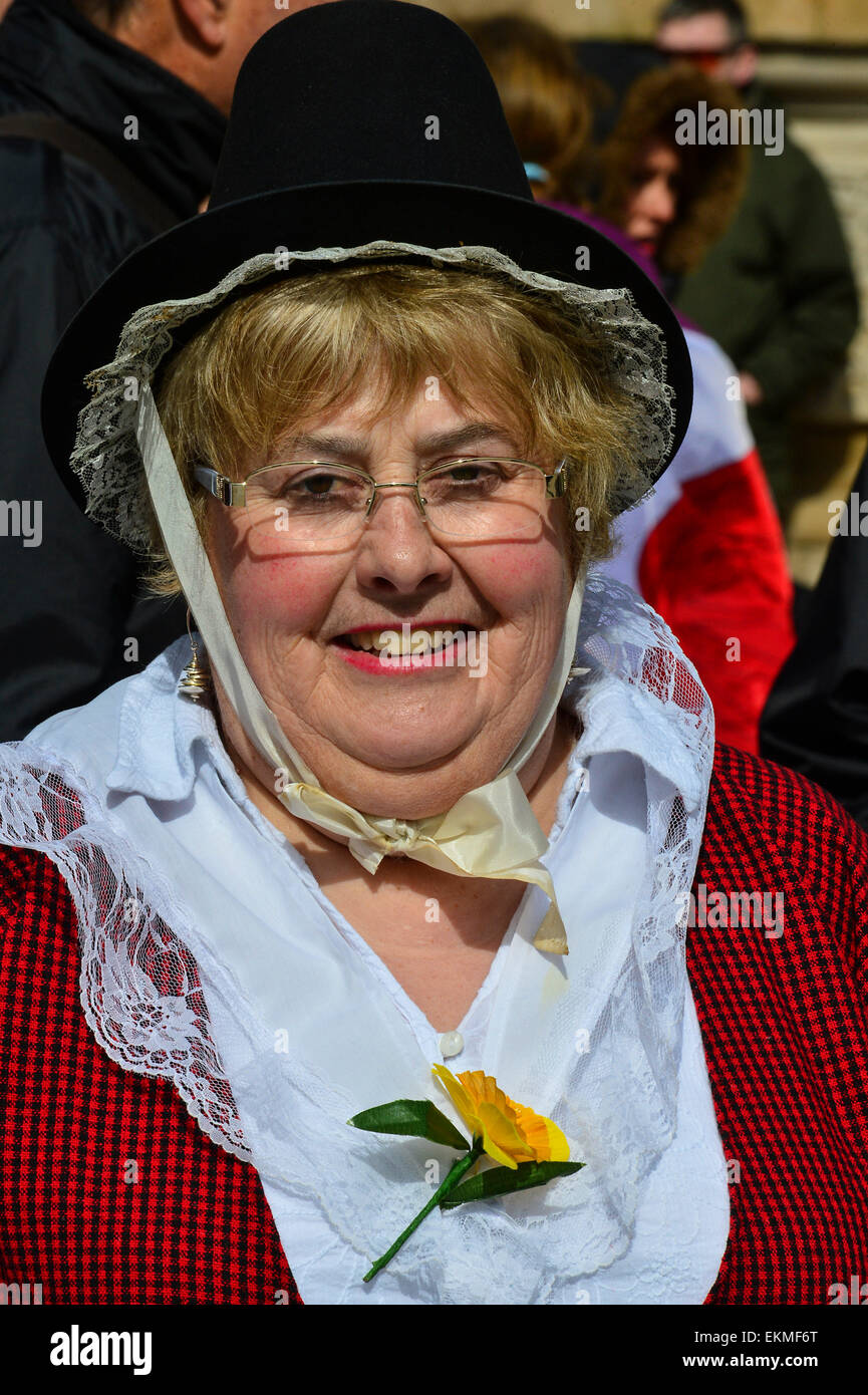 Una Donna vestita in un tradizionale gallese del cofano e del costume al Pan nazioni celtiche festival in Derry, Londonderry Foto Stock