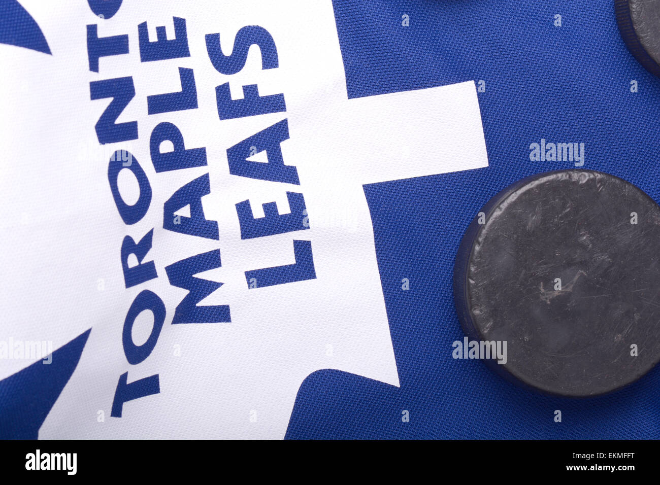 KHARKOV UCRAINA 22 gennaio: Toronto Maple Leafs jersey e il vecchio disco da hockey Foto Stock