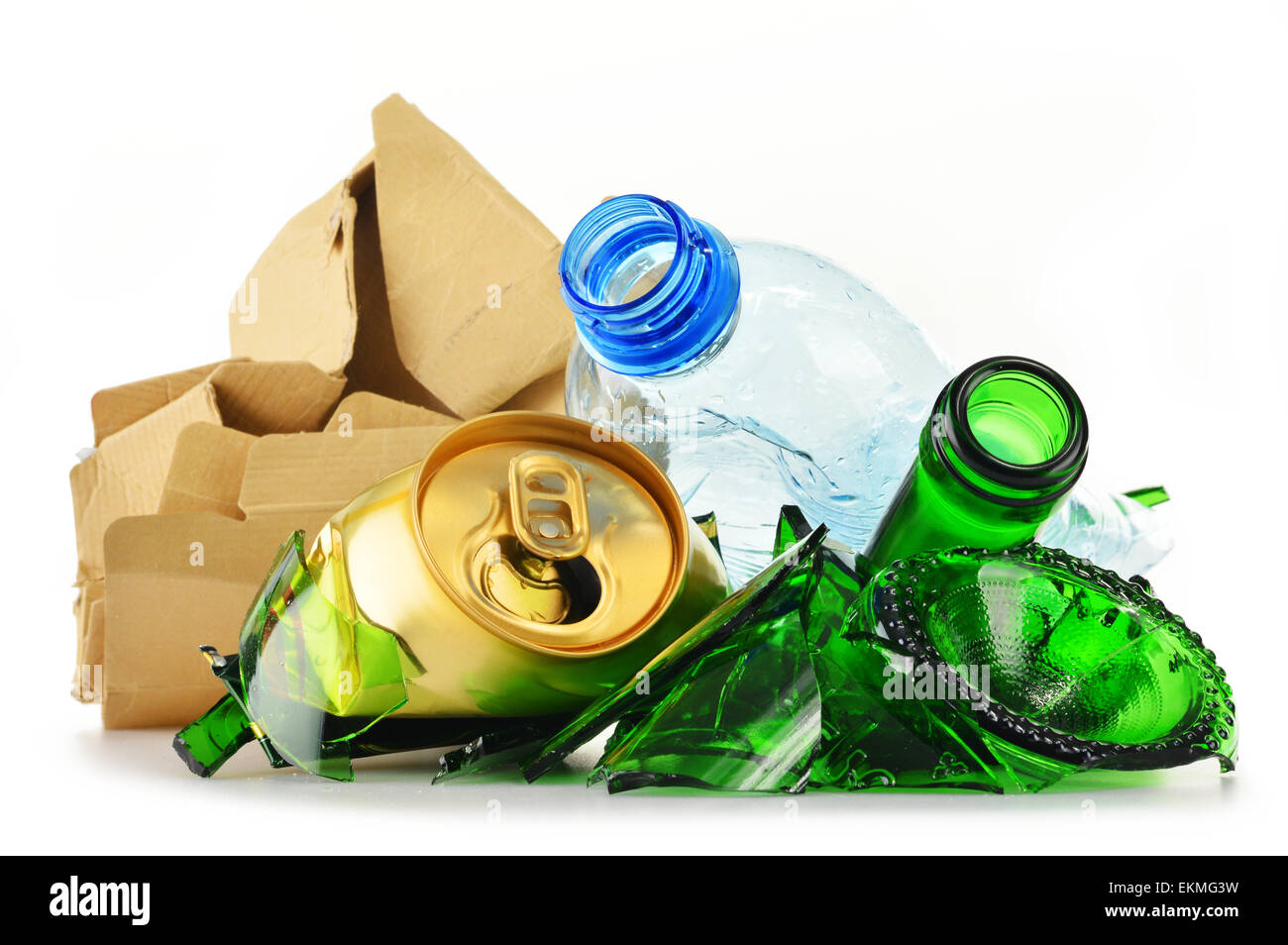 Composizione con rifiuti riciclabili costituiti da vetro, plastica, metallo e carta isolato su sfondo bianco Foto Stock