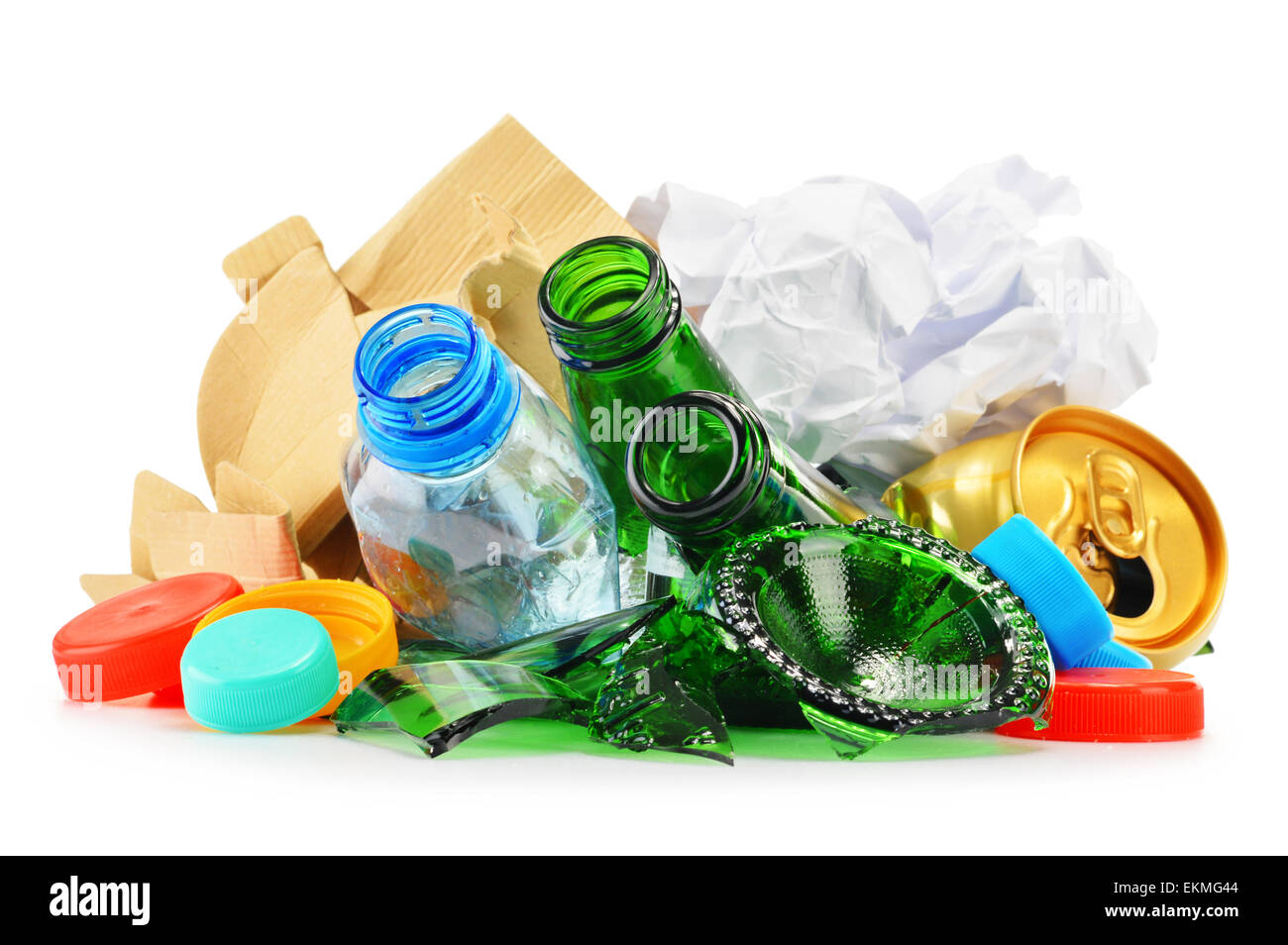 Composizione con rifiuti riciclabili costituiti da vetro, plastica, metallo e carta isolato su sfondo bianco Foto Stock
