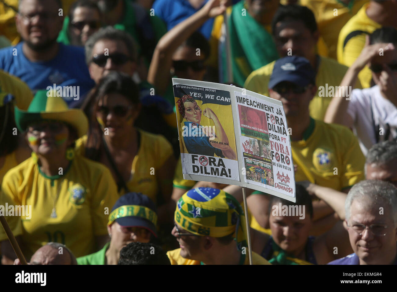 Sao Paulo, Brasile. Xii Apr, 2015. Residenti prendere parte alla dimostrazione contro il governo del presidente brasiliano Dilma Rousseff dopo le accuse di corruzione nello stato oil company Petrobras in Sao Paulo, Brasile, il 12 aprile 2015. © Rahel Patrasso/Xinhua/Alamy Live News Foto Stock