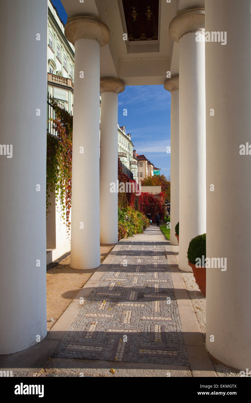 Praga, Repubblica Ceca - Ottobre 17,2013: architettura nel Giardino del Paradiso vicino al Castello di Praga. Foto Stock