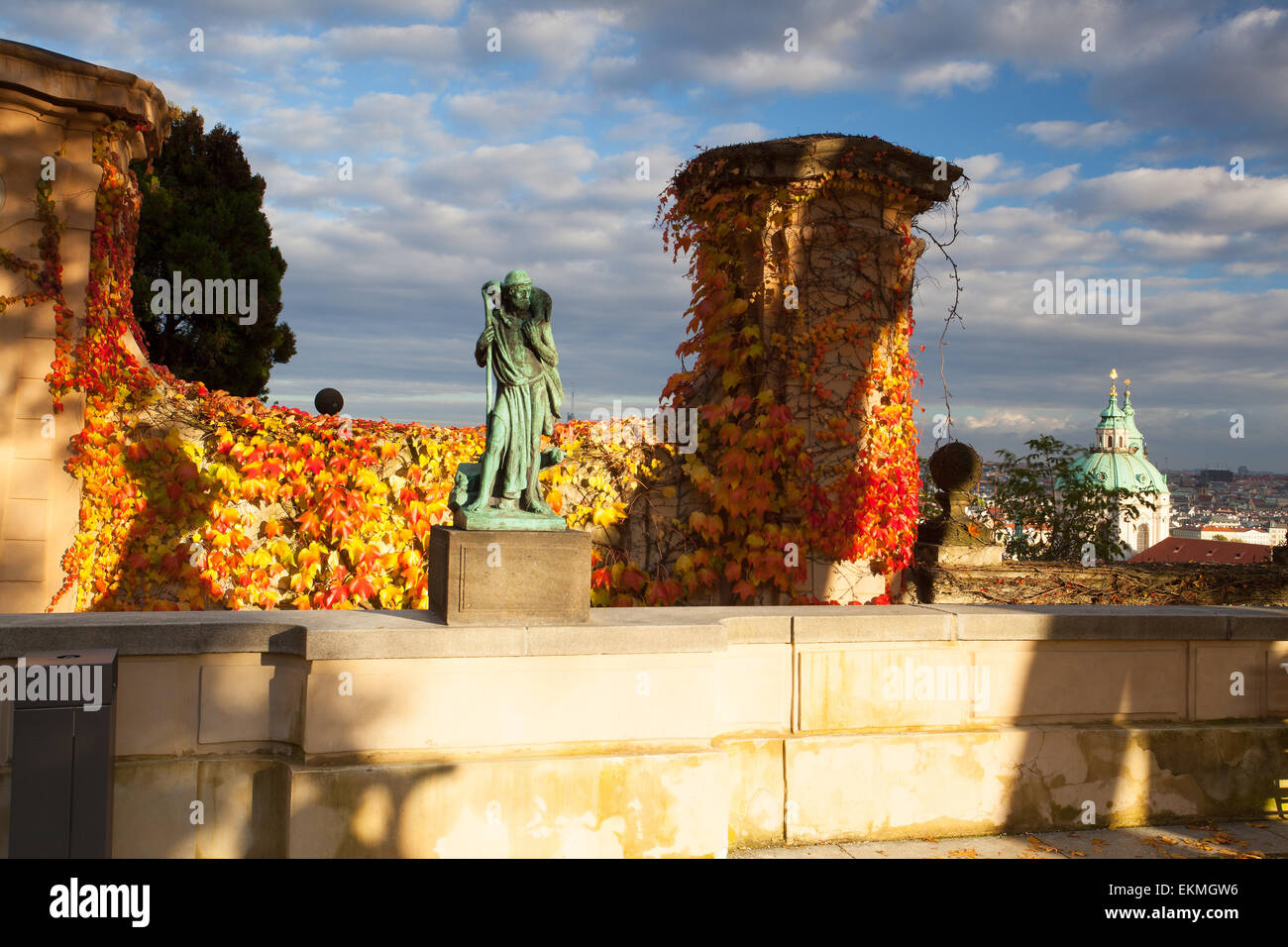 Praga, Repubblica Ceca - Ottobre 17,2013: autunno nel giardino del Paradiso vicino al Castello di Praga. Foto Stock