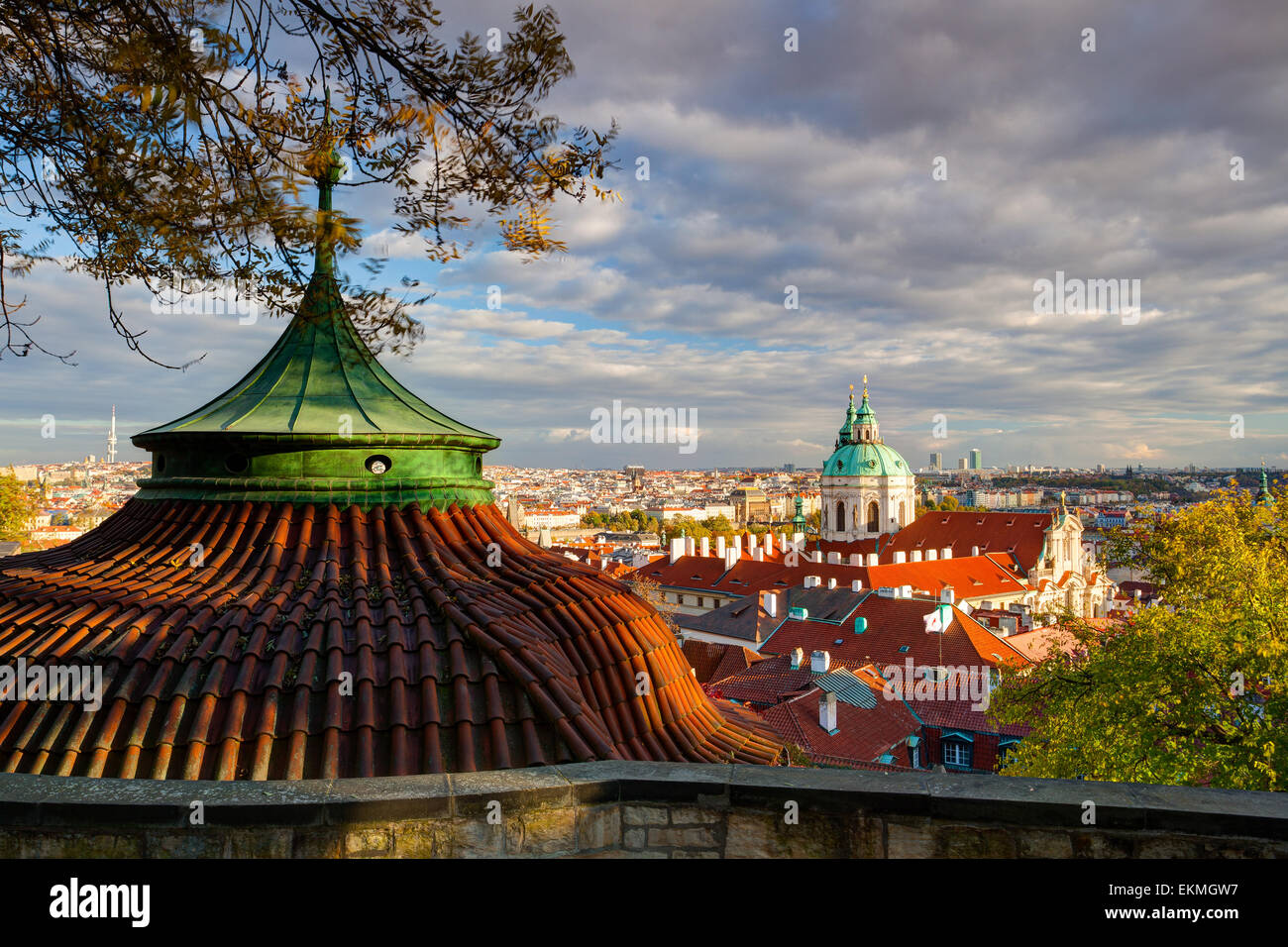 Praga, Repubblica Ceca - Ottobre 17,2013: Vista dal giardino del Paradiso vicino al Castello di Praga. Foto Stock