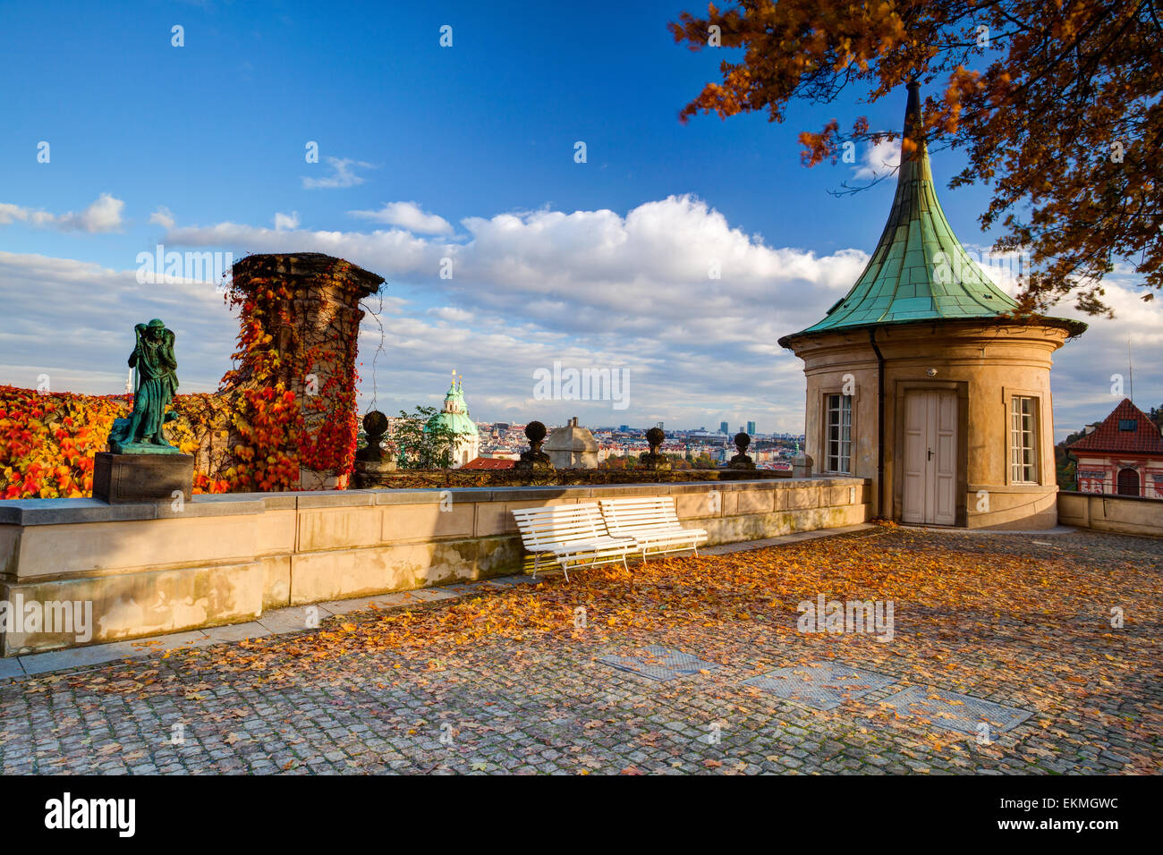 Praga, Repubblica Ceca - Ottobre 17,2013: Vista dal giardino del Paradiso vicino al Castello di Praga. Foto Stock
