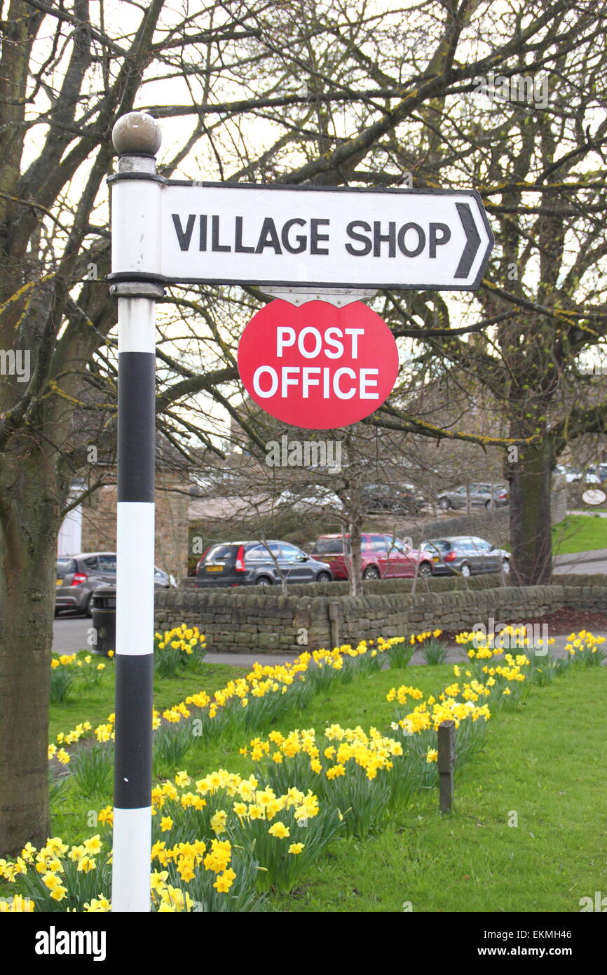Un cartello indica la strada per un ufficio postale di una zona rurale e village store a Baslow,Parco Nazionale di Peak District, Derbyshire - molla Foto Stock