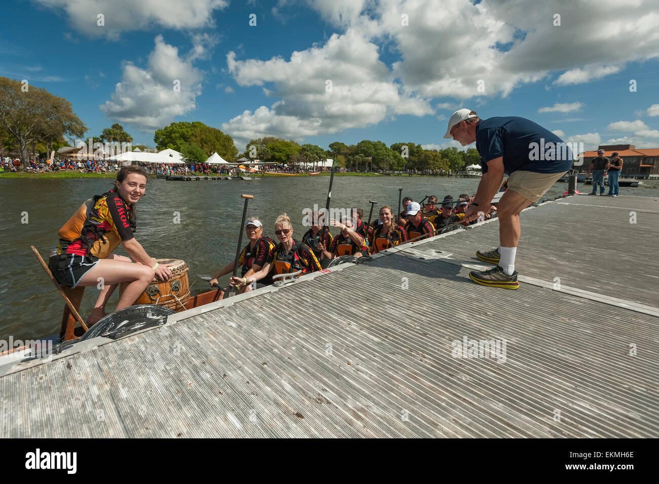 Dragon Boat Racing a un evento locale in Tavares, Florida USA Foto Stock