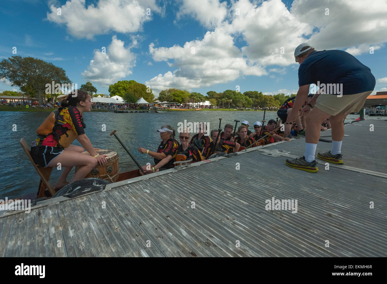 Dragon Boat Racing a un evento locale in Tavares, Florida USA Foto Stock