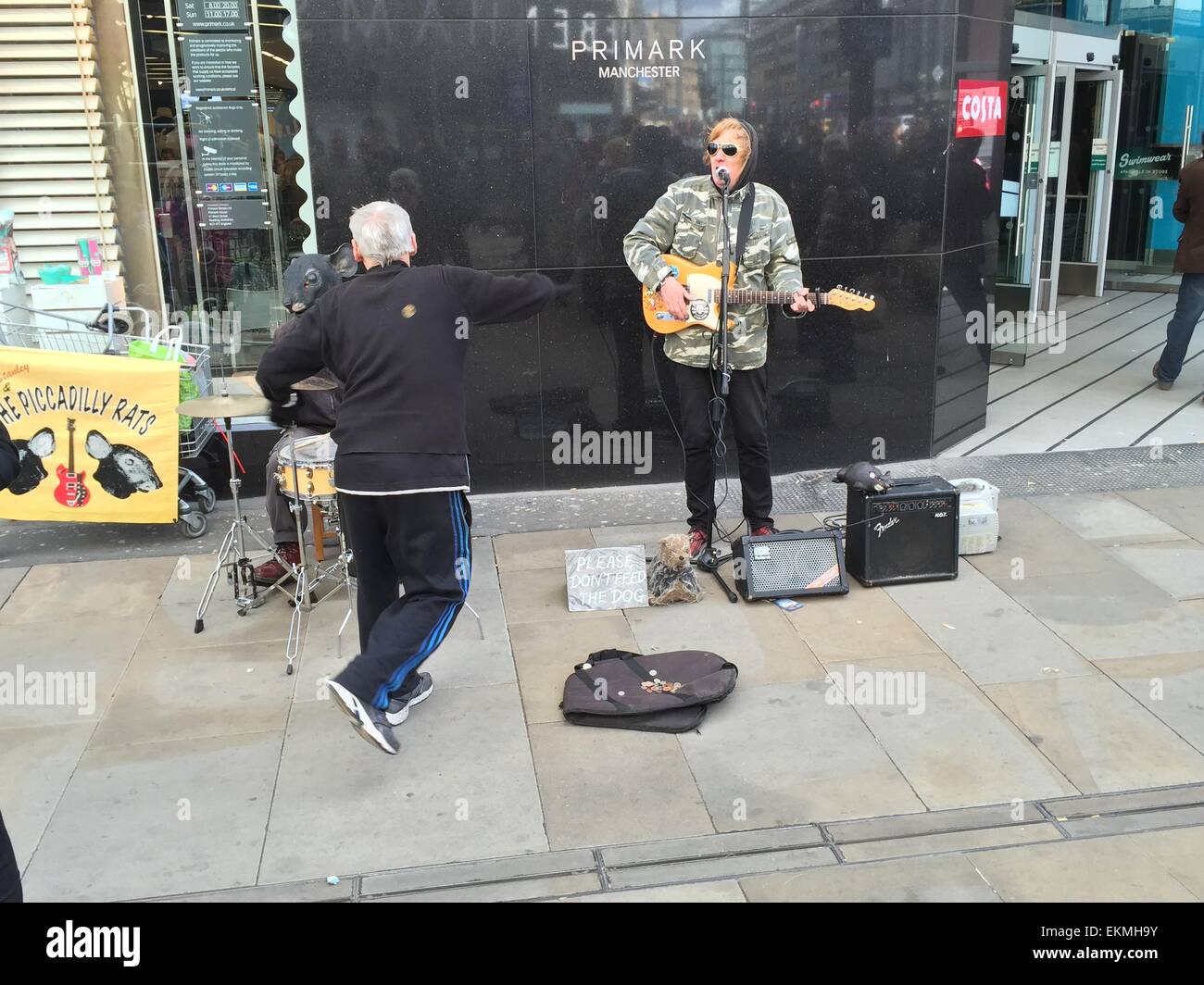 Uomo anziano ballare per le strade di manchester Foto Stock