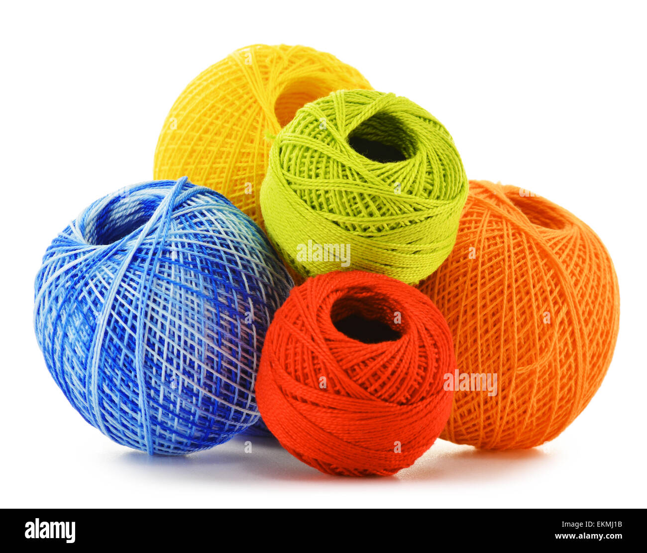 Filati colorati per crochet isolati su sfondo bianco Foto Stock