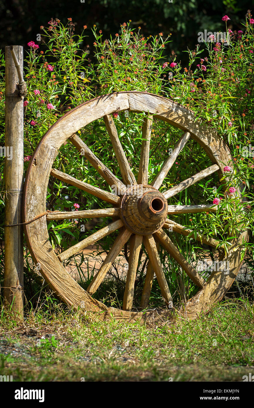 Una vecchia ruota di carro visualizzati come un giardino decorazione Foto Stock