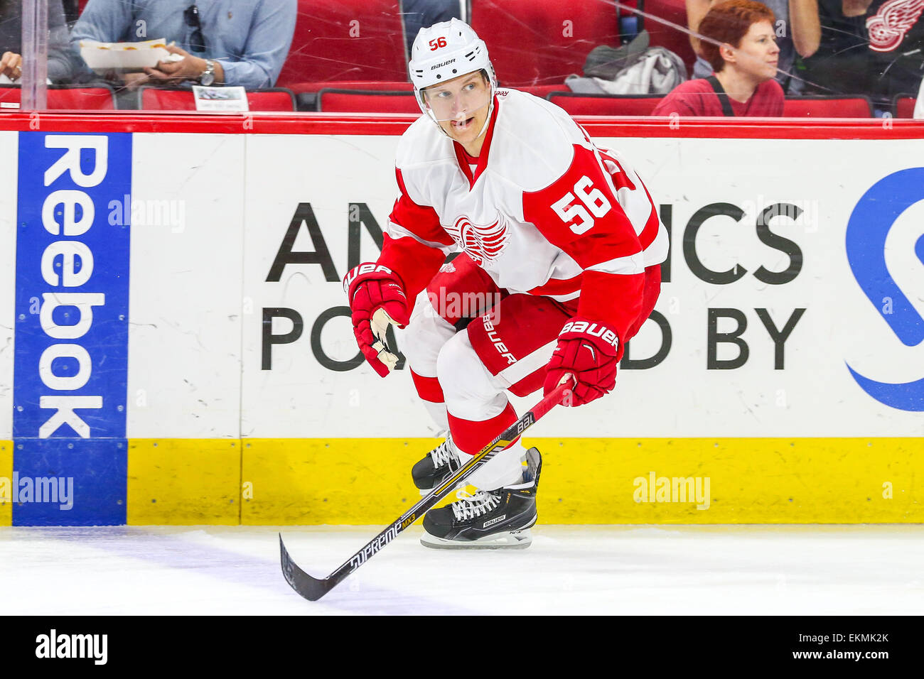 Raleigh, North Carolina, Stati Uniti d'America. Xi Apr, 2015. Ali rosse di Detroit ala sinistra Teemu Pulkkinen (56) durante il gioco NHL tra le ali rosse di Detroit e Carolina Hurricanes al PNC Arena. Il Red Wings sconfitto la Carolina Hurricanes 2-0. © Andy Martin Jr./ZUMA filo/Alamy Live News Foto Stock