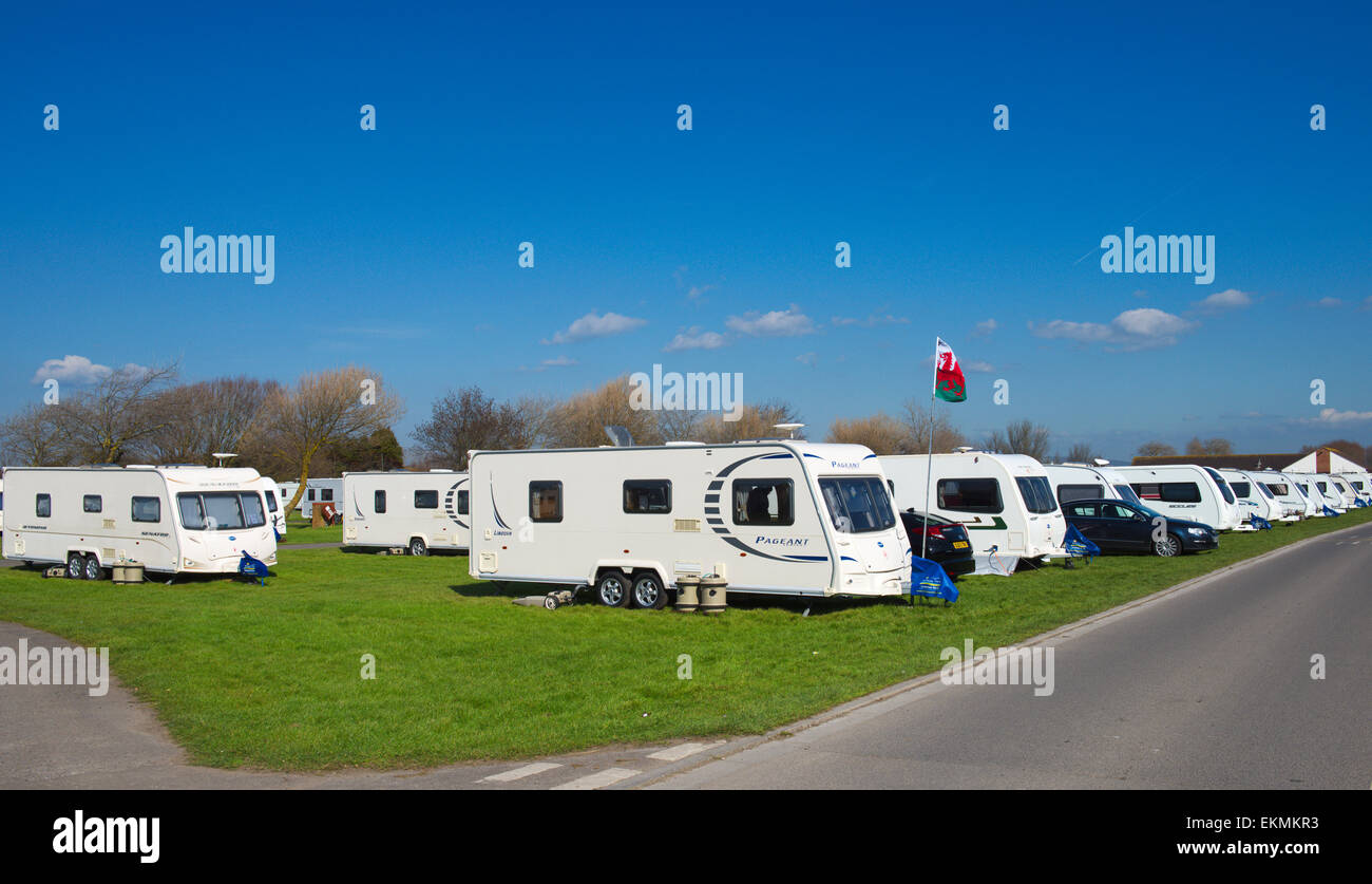 Righe di touring caravan in riva al mare a caravan park, , Somerset. Northam Farm, Brean Sands Foto Stock
