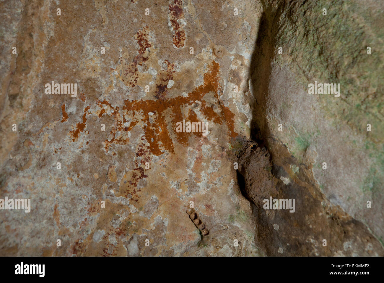 Antica pittura rupestre presso il sito preistorico di sepoltura di Harimau Cave, Padangbindu, Sumatra del Sud, Indonesia. Foto Stock