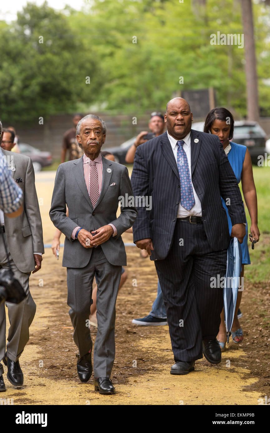 Il rev. Al Sharpton arriva per una veglia di pace al posto dove l'automobilista disarmati Walter Scott è stato ucciso dalla polizia in aprile 12, 2015 in North Charleston, Carolina del Sud. Circa 100 persone hanno mostrato per la veglia breve a seguito di un servizio di guarigione alla missione di carità della Chiesa battista. Foto Stock