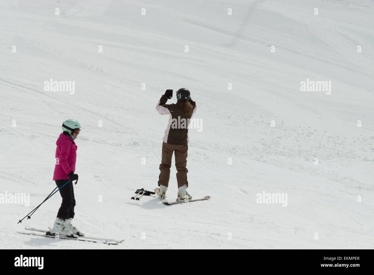Sciatore slop sci tenendo selfie foto percorso di bloccaggio Foto Stock