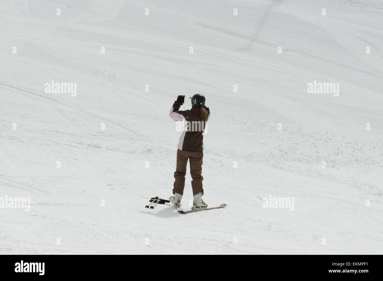 Sciatore slop sci tenendo selfie foto percorso di bloccaggio Foto Stock