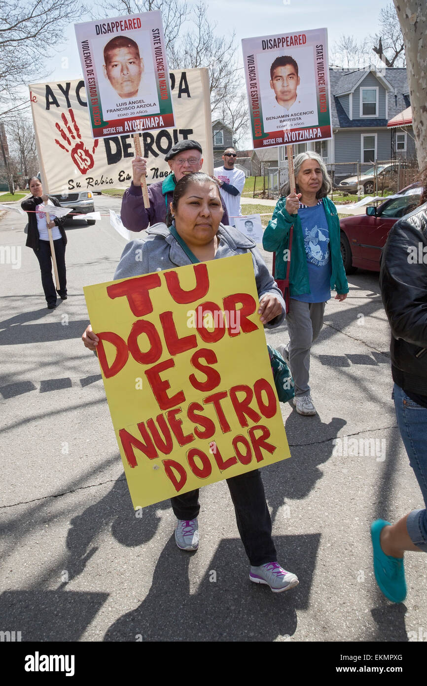 Detroit, Michigan, Stati Uniti d'America. Il 12 aprile, 2015. I dimostranti protestano il settembre 2014 scomparsa di 43 insegnanti di scuola gli studenti nella parte meridionale dello stato messicano di Guerrero. Gli studenti di Ayotzinapa Teacher Training College erano apparentemente arrestato dalla polizia locale che li diede in mano di un farmaco pista. I dimostranti sono stati uniti da molti parenti degli scomparsi che viaggiano in città attraverso gli Stati Uniti per raccontare la loro storia. Il cartello giallo letture, 'Il tuo dolore è il nostro dolore.' Credit: Jim West/Alamy Live News Foto Stock