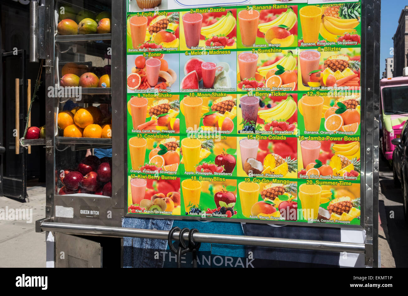 Bevande di frutta e frullati in una bancarella di strada nella città di New  York Foto stock - Alamy