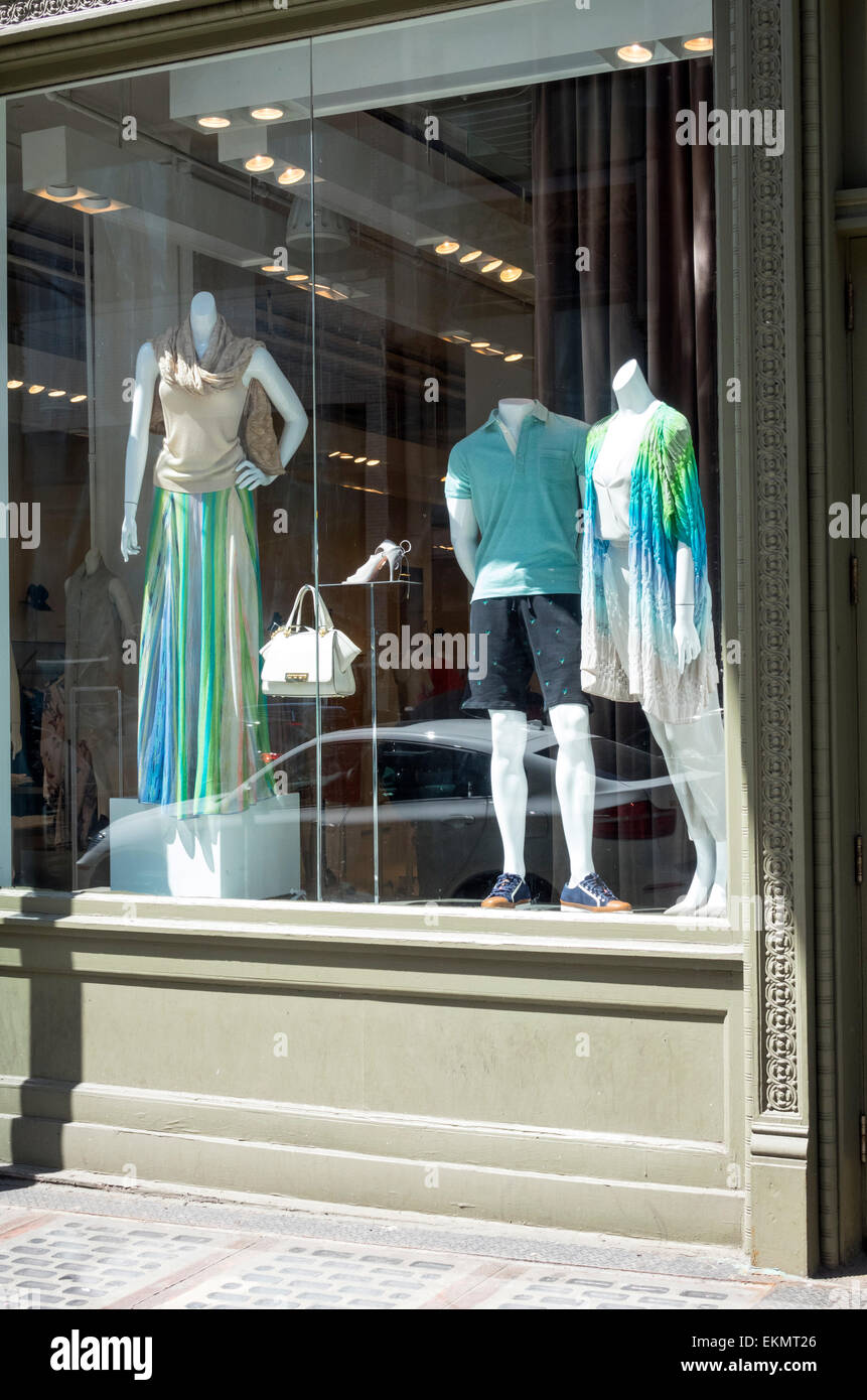 Moda estiva nella vetrina di un negozio in Soho di New York City Foto Stock