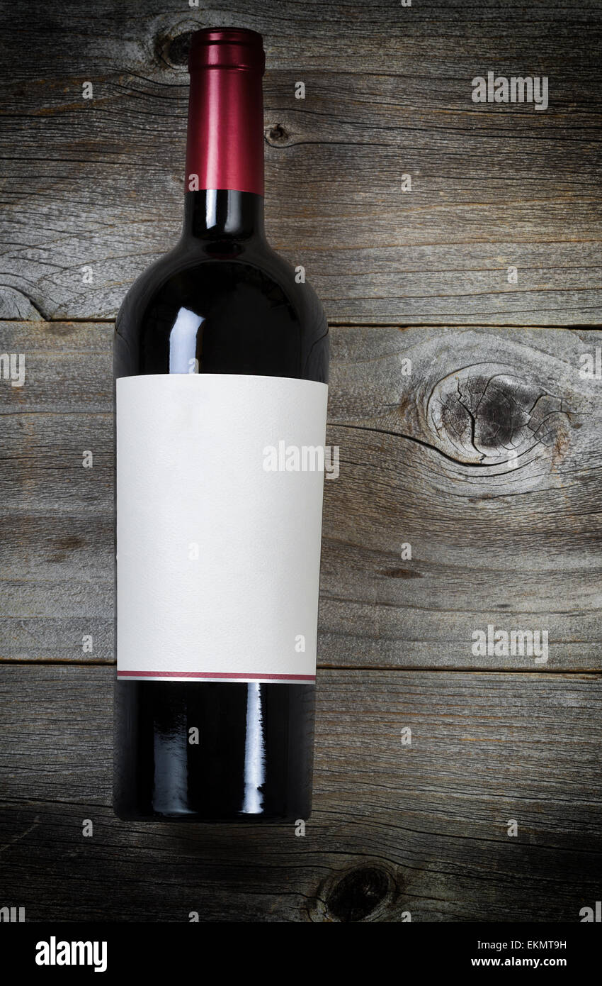 Concetto di vintage di una bottiglia di vino rosso all età di legno di cedro Foto Stock