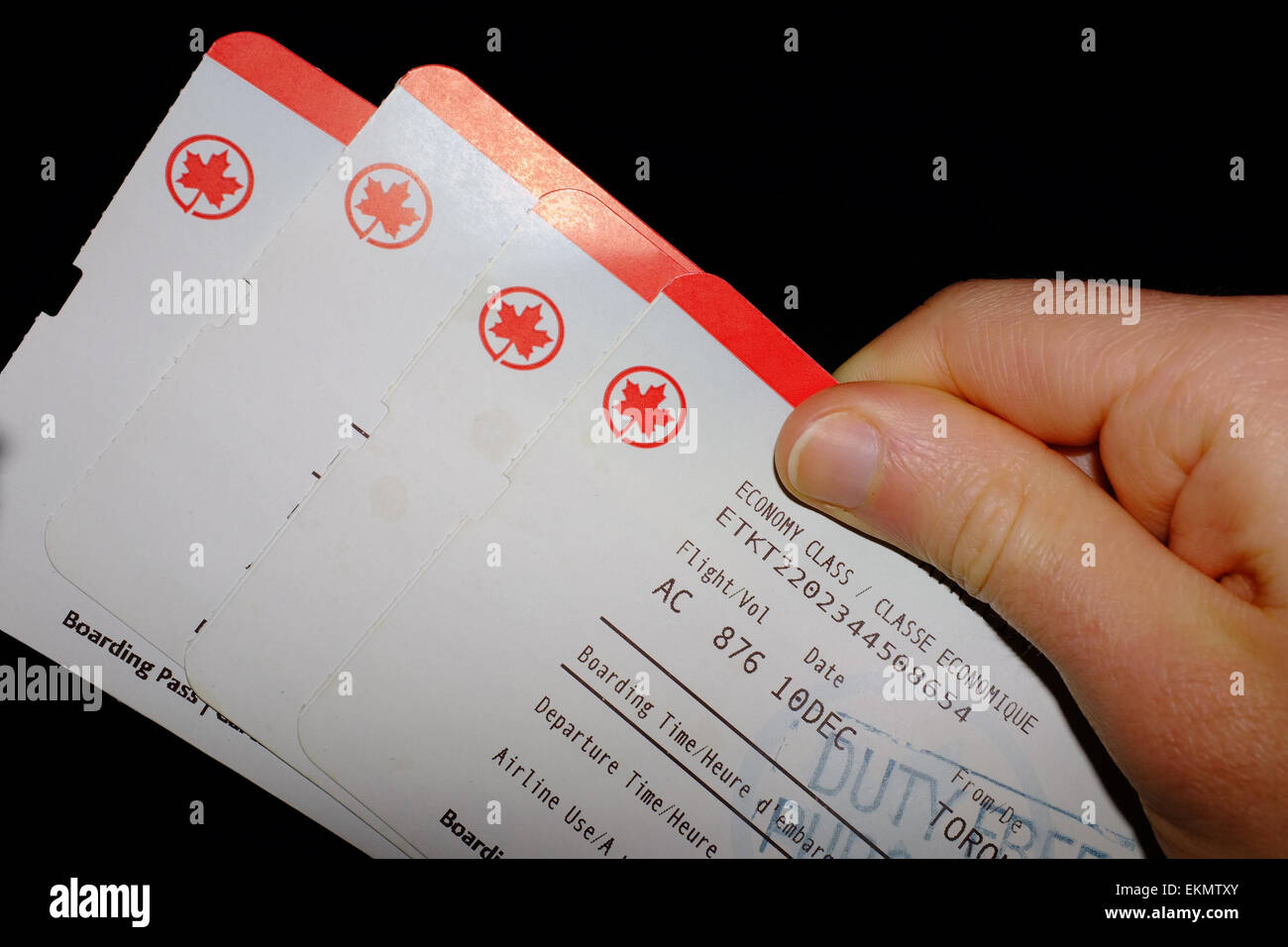 Una mano che tiene 4 Air Canada biglietti. Foto Stock