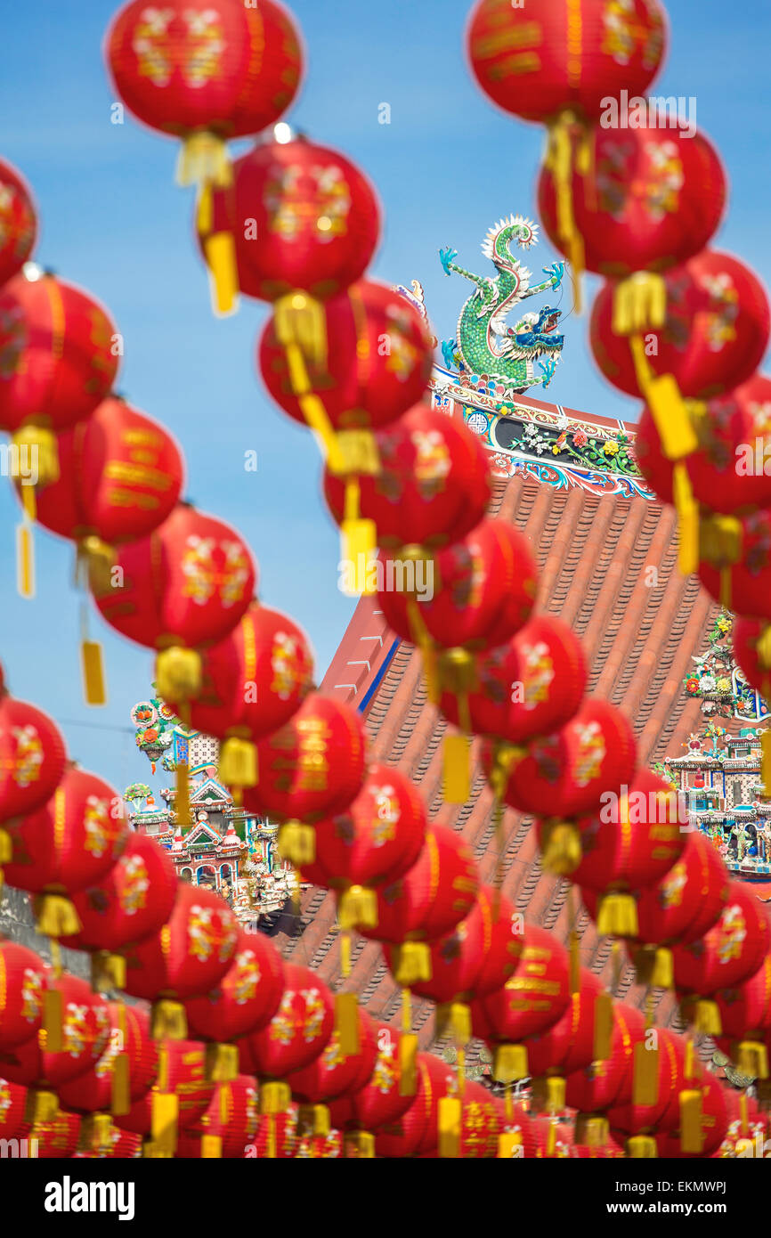 Anno Nuovo Cinese rosso e giallo lanterne di carta in Kuan Yin tempio, Penang, Malaysia Foto Stock