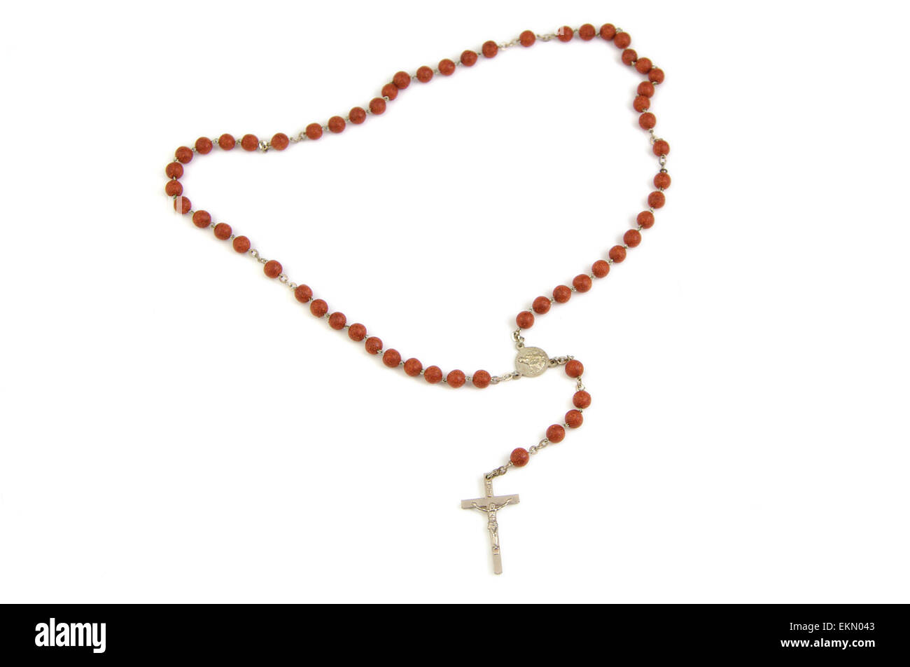Rosario in legno e metallo con croce leggermente i talloni non focalizzato isolati su sfondo bianco Foto Stock
