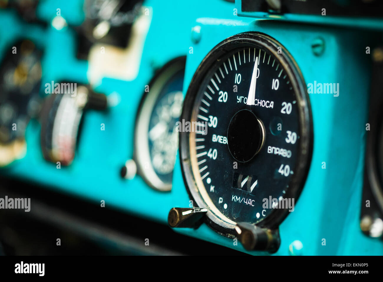 Close-up di alcuni strumenti in un elicottero cockpit in Mi-24. Il Mil Mi-24 è un grande elicottero gunship e attacco elicottero Foto Stock