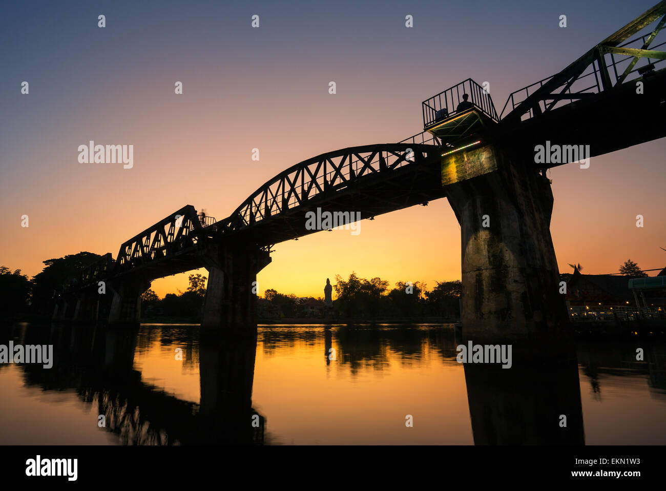 Il ponte sul fiume Kwai in Kanchanaburi, Thailandia Foto Stock