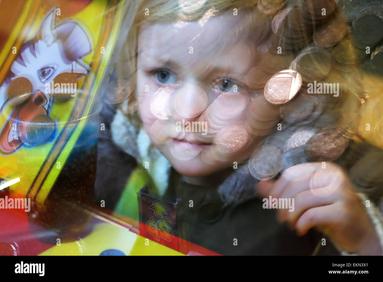 Piccola ragazza con il divertimento arcade macchina. Foto Stock