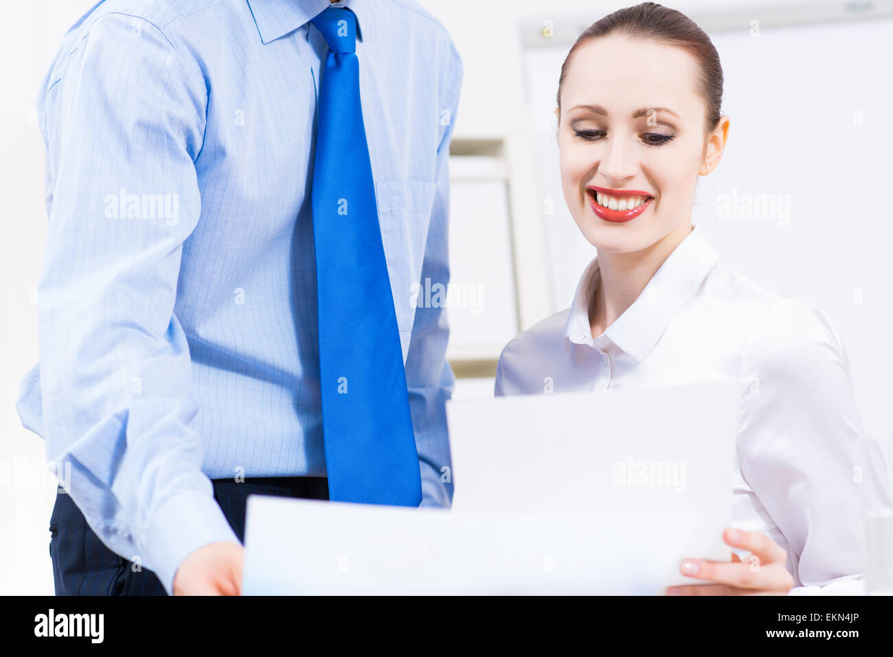 I colleghi discutere le relazioni Foto Stock