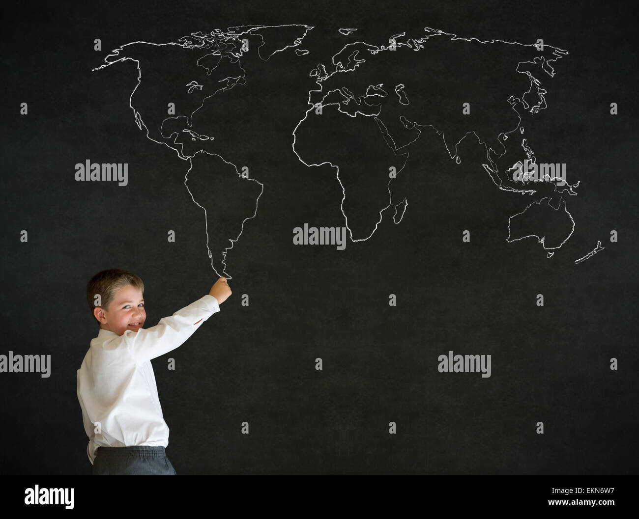 La scrittura di ragazzo uomo d affari con chalk geografia mappa del mondo Foto Stock