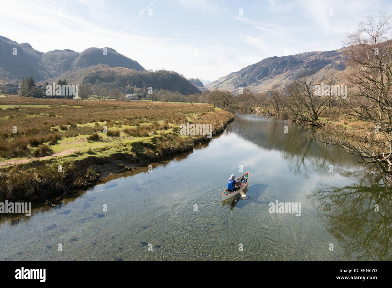 Uomo e cane visto dal Ponte cinese paddling in canoa sul fiume Derwent in Borrowdale, Lake District, England, Regno Unito Foto Stock
