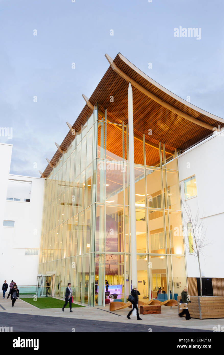 Il grand, ingresso moderno città di Stoke-on-Trent Sixth Form College, una scuola per la maggior parte per 16 a 18 anni di età. contemporanea architettura della scuola. Foto Stock