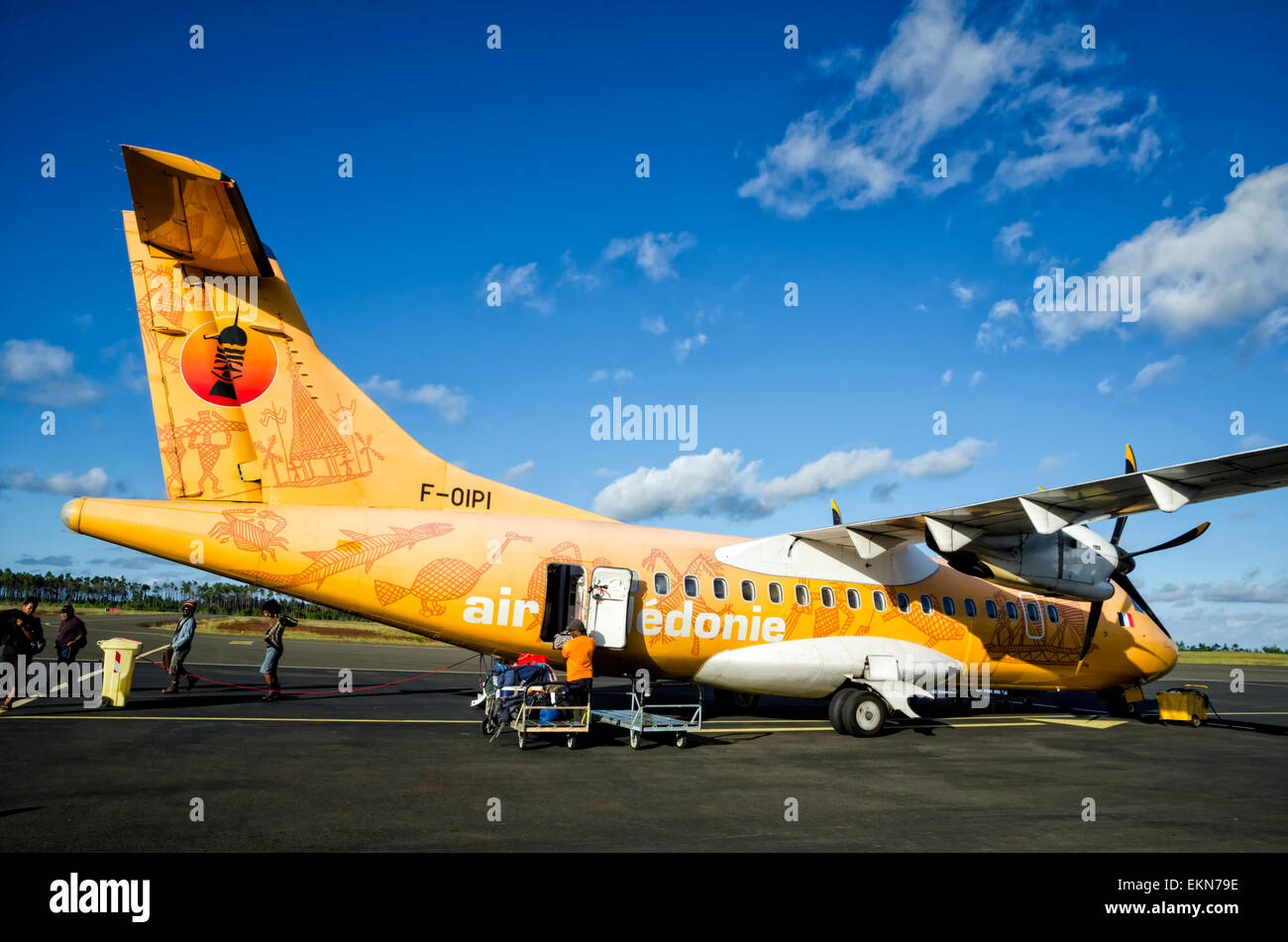 Piccolo ATR42 a turboelica aereo di linea in una livrea speciale per celebrare indigeni Nuova Caledonia cultura. Air Caledonie; piccolo aereo all'aeroporto; a terra Foto Stock