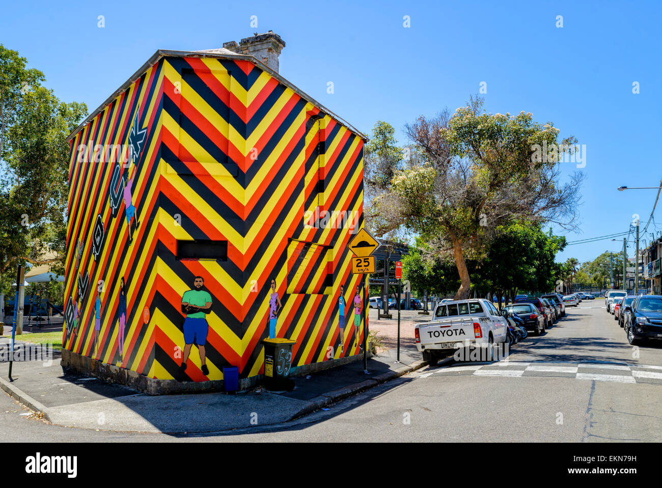 Una casa trasformata in molto colorato, colpendo l'opera: "Benvenuto a Redfern' di Reko Rennie, Caroline Street, Redfern, Sydney, Australia. Distintivo. Foto Stock