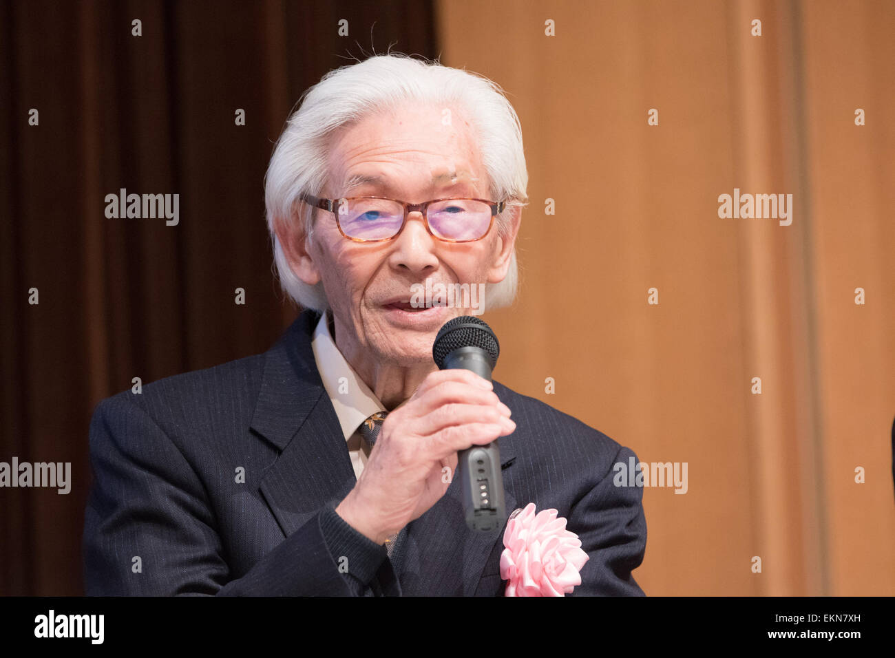 Tokyo, Giappone. Xii Apr, 2015. Yoshitaka Yamamoto parla durante una conferenza per commemorare il sessantesimo anniversario del Giappone del primo successo del lancio del "matita" a razzo in Kokubunji, casa della nazione la tecnologia aerospaziale, domenica 12 aprile, 2015. Come una fotocamera ad alta velocità equipaggio, la Yamamoto ha partecipato all'epoc-facendo lancio di meno di 12 pollici a razzo dalla Tokyo University's Proving Ground di Kokubunji il 12 aprile 1955. © AFLO/Alamy Live News Foto Stock